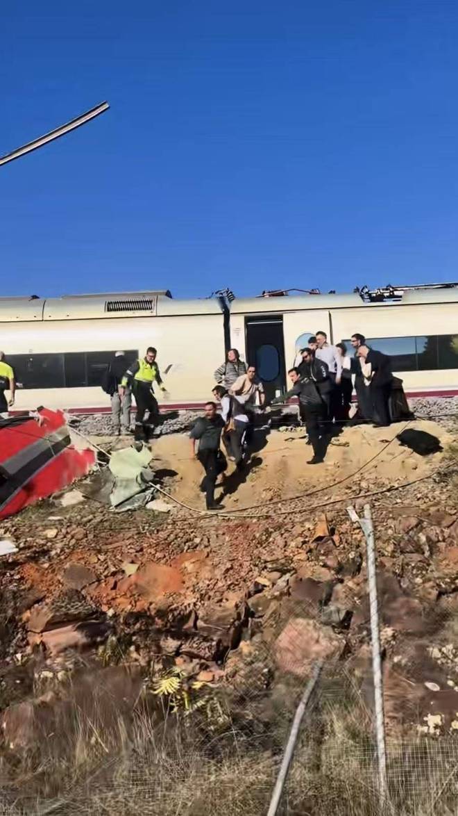 線上賭場：西班牙列车事故华人亲历者讲述：前胸受到撞击，一度无法呼吸